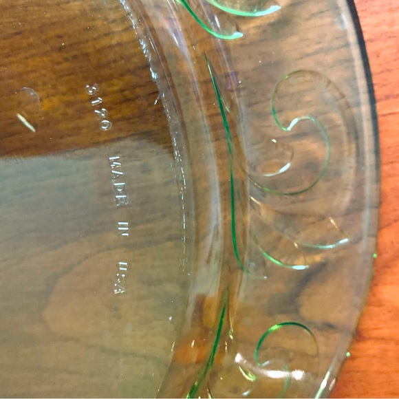 Gorgeous green color thick glass charger dinner plates set of four 30 cm / 12 in - Picture 5 of 5